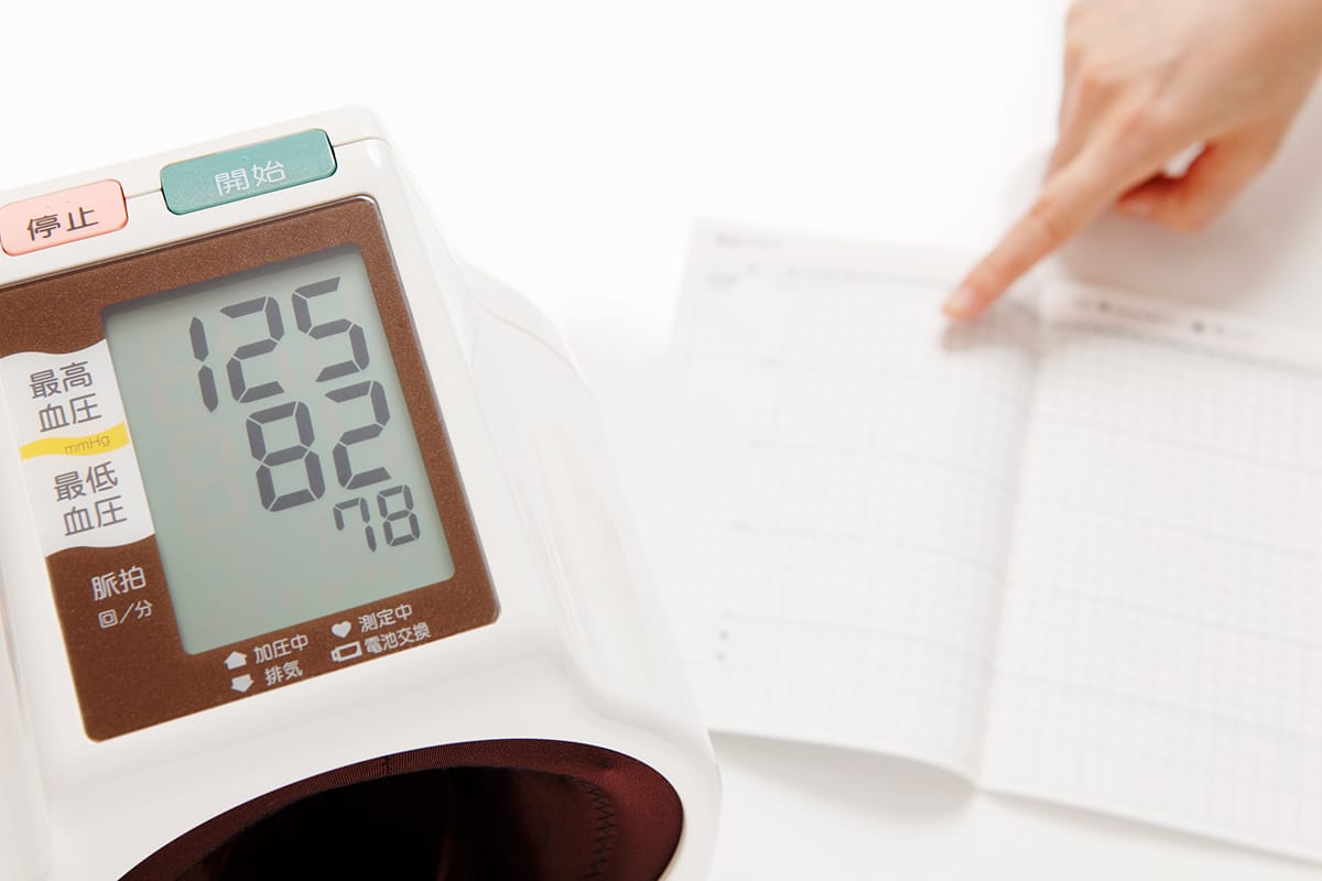 血圧計とグラフ