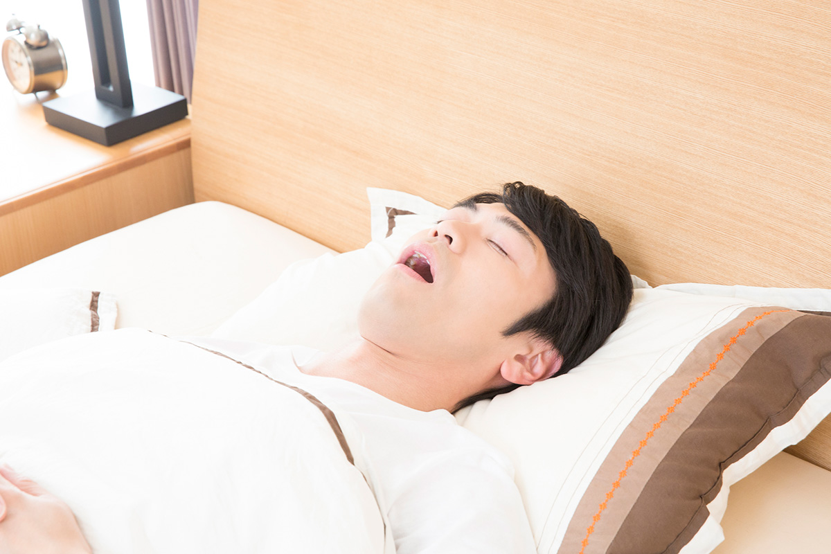 眠る男性